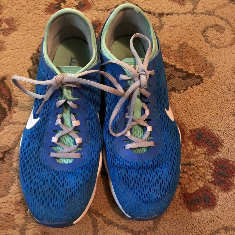 Nike Zoom tennis shoes, size 8